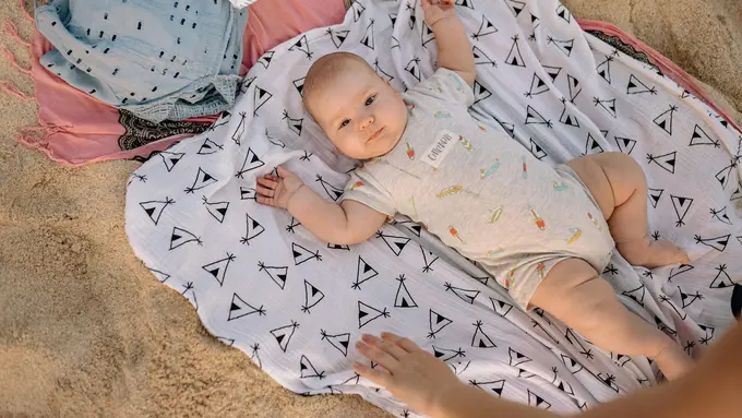 5 Manfaat Menjemur Bayi Setiap Hari untuk Kesehatan dan Tumbuh Kembangnya