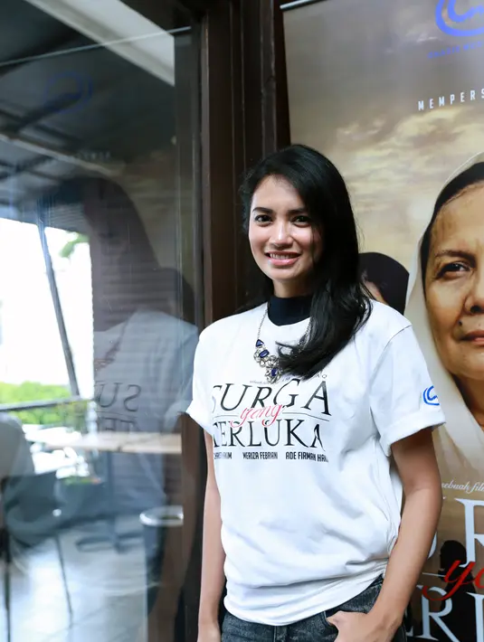  Film Surga Yang Terluka berkisah tentang  Hartini. Wanita yang kehilangan pegangan hidup sepeninggal suaminya, dan harus harus membesarkan ketiga anaknya. Dari sisa-sisa warisan yang ditinggalkan sang suami. (Adrian Putra/Bintang.com)