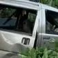 Minibus pengangkut sayuran menabrak pohon dan tiang listrik