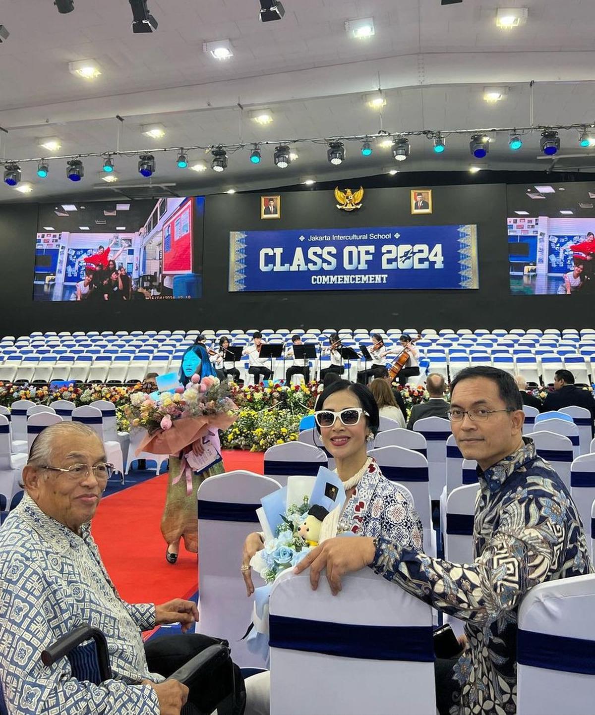 "Cinta, doa, dan berkah atas kesuksesanmu. Papa dan mama berharap semoga kehidupanmu di masa depan akan selalu sukses, indah dan penuh warna," lanjut Diah.