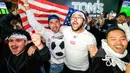 <p>Suporter Amerika Serikat melakukan perayaan setelah tim sepak bola nasional mereka mengalahkan Iran pada pertandingan Grup B Piala Dunia 2022 di Los Angeles, Amerika Serikat, Selasa (29/11/2022). Amerika Serikat mengalahkan Iran dengan skor 1-0. (AP Photo/Ringo H.W. Chiu)</p>