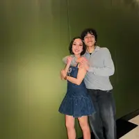 Alih-alih memilih outfit formal, ia tampil youthful dengan mini dress denim bernuansa coquette yang manis dan playful. [@itsmebcl].