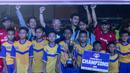 HOO Bola.com, Darojatun (tengah), bersama pemain Indocement merayakan keberhasilan menjadi juara turnamen kelas Championship pada Liga Bola Indonesia. (Bola.com/Vitalis Yogi Trisna)