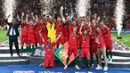 Portugal berselebrasi setelah berhasil memenangkan Piala UEFA Nations League usai mengalahkan Belanda dalam pertandingan final di Estadio do Dragao, Porto (10/6/2019). Portugal berhasil mengalahkan Belanda 1-0, berkat gol Goncalo Guedes. (AP Photo/Martin Meissner)