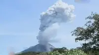 Siswa SD di Karo, Sumatera Utara tetap semangat belajar meski diselimuti abu vulkanik. Sementara bocah 10 tahun memiliki bobot 140 kilogram.