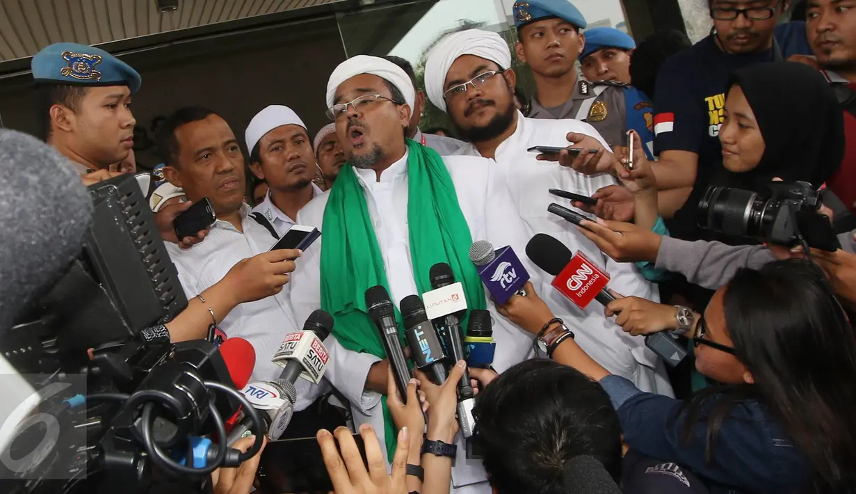 Pimpinan FPI, Muhammad Rizieq Shihab memberi keterangan usai menjalani pemeriksaan di Bareskrim, Jakarta, Rabu (23/11). Rizieq diperiksa sebagai saksi ahli dalam kasus penistaan agama yang diduga dilakukan Ahok. (Liputan6.com/Immanuel Antonius)