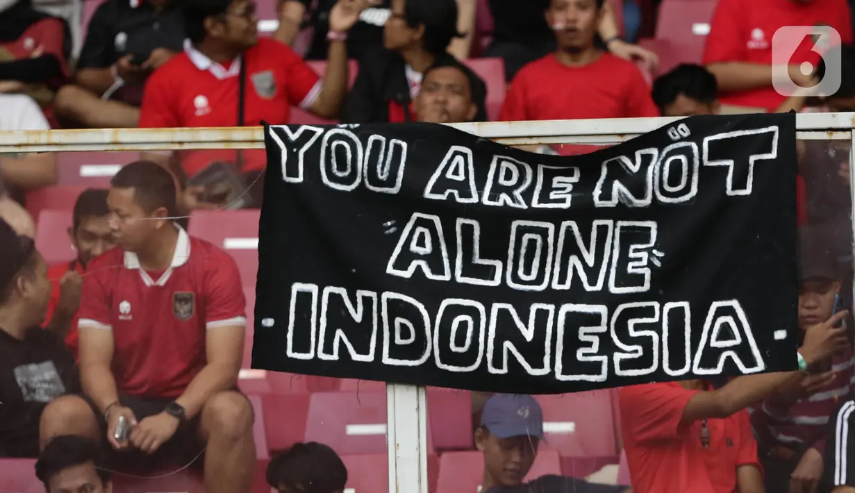 Pendukung timnas Indonesia saat menyaksikan laga kualifikasi Grup A Piala AFF 2022 antara Indonesia melawan Kamboja di di Stadion Utama Gelora Bung Karno, Jakarta, Jumat (23/12/2022). Indonesia unggul 2-1 atas Kamboja lewat gol yang dicetak Egy Maulana Vikry dan Witan Sulaeman. (Liputan6.com/Helmi Fithriansyah)