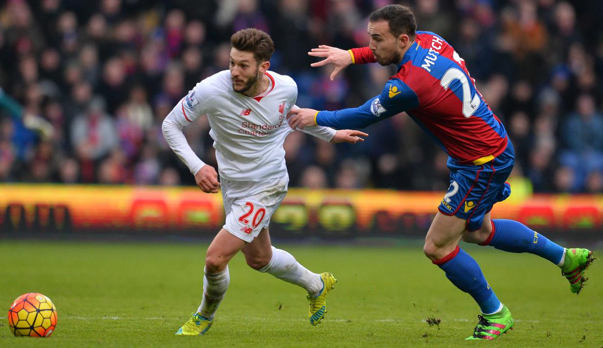Adam Lallana (kiri) mengejar bola dari hadangan pemain Crystal Palace, Jordon Mutch pada lanjutan liga Inggris 2015-2016 di Stadion Selhurts Park, Minggu (6/3/2016) malam WIB. (AFP/Glyn Kirk)