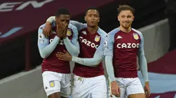 Bek Aston Villa, Kortney Hause (kiri) melakukan selebrasi bersama rekan setim usai mencetak gol kedua timnya ke gawang Crystal Palace dalam laga lanjutan Liga Inggris 2020/21 pekan ke-15 di Villa park, Birmingham, Sabtu (26/12/2020). Aston Villa menang 3-0 atas Crystal Palace. (AFP/Rui Vieira/Pool)