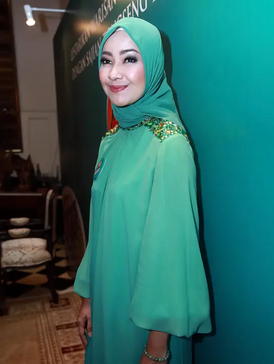 Pada Lebaran Idul Adha tahun ini, Alya Rohali sedang menyiapkan masakan tongseng buat keluarga besarnya. Kini pembawa acara berusia 36 tahun itu tengah memperdalam cara mambuat tongseng. (Deki Prayoga/Bintang.com)