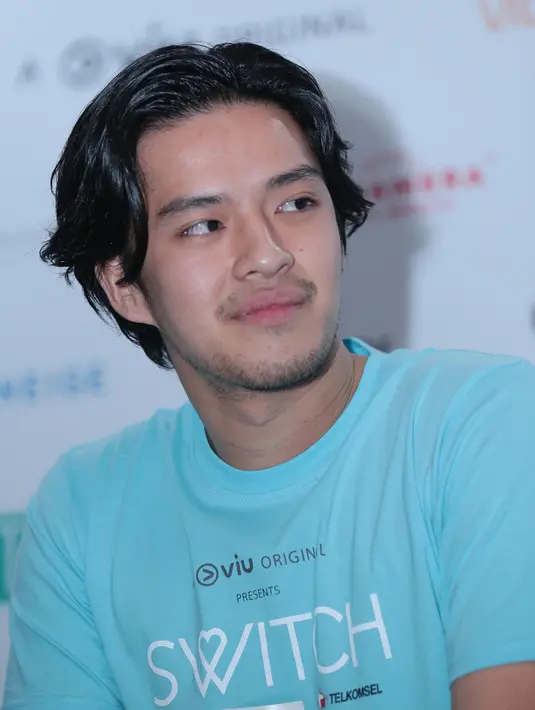 Sejak memutuskan keluar dari boyband Smash, Morgan Oey lebih fokus dalam dunia akting. Meski demikian, pria yang dikenal lewat dunia musik itu mengaku tengah menggarap single yang masih dirahasiakan. (Deki Prayoga/Bintang.com)