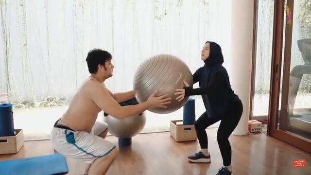 6 Momen Ammar Zoni dan Irish Bella Olahraga Bareng. (Sumber: Youtube/Aish TV)