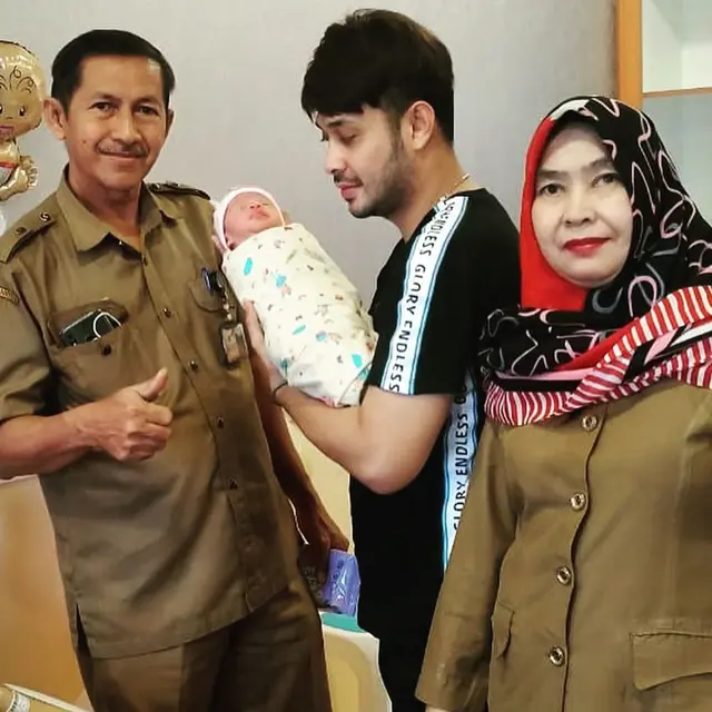 Dikaruniai Anak Pertama, Ini 6 Potret Kebahagiaan Keluarga Kecil Meidian Maladi