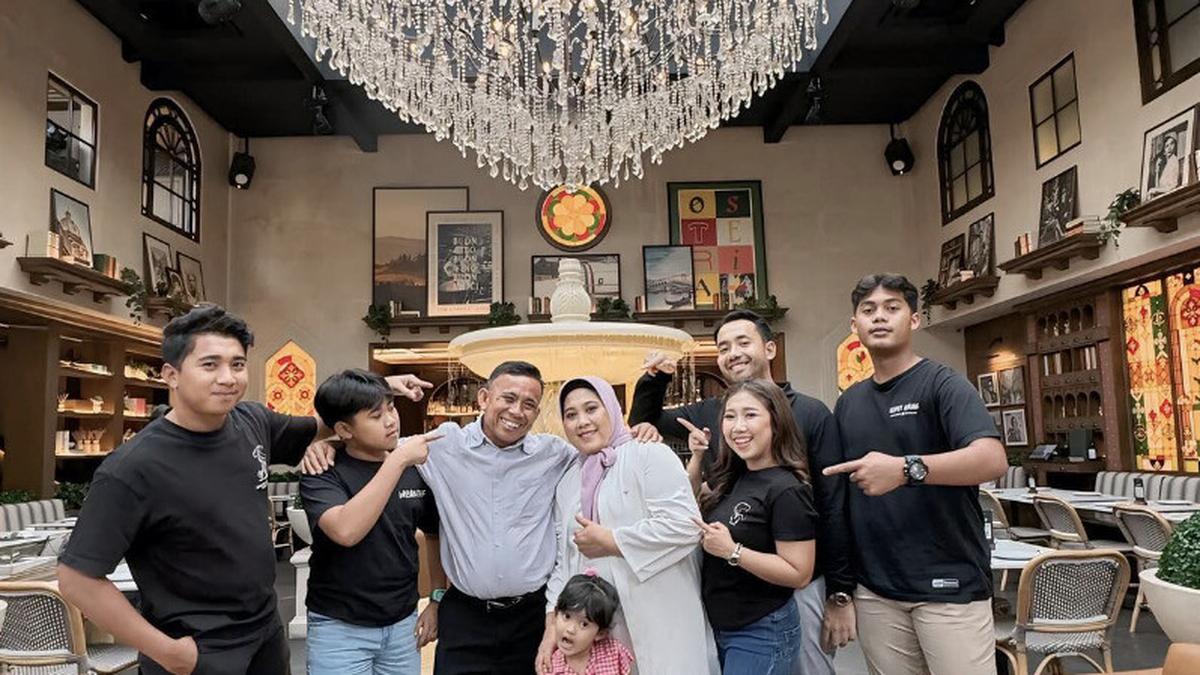 Foto-foto Ulang Tahun Ayah dan Ibu Kiky Saputri Bersama Keluarga