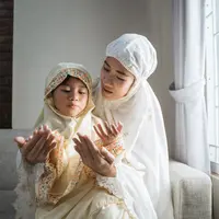Membantu anak mencintai bulan Ramadan./Copyright shutterstock.com