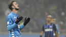 Pemain Napoli, Fabian Ruiz, tampak kecewa usai dikalahkan Inter Milan pada laga Serie A di Stadion San Siro, Rabu (26/12). Inter Milan menang 1-0 atas Napoli. (AP/Luca Bruno)