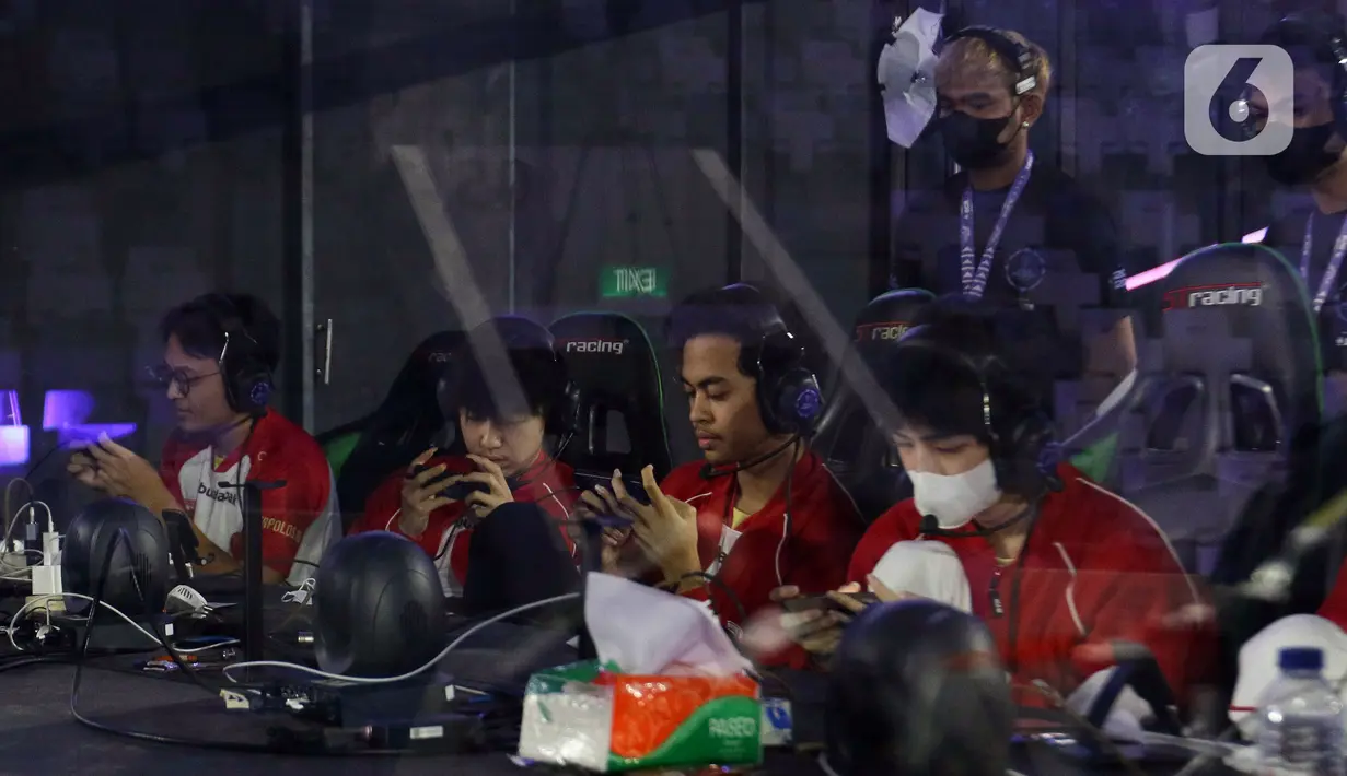 Tim Esports Bigetron Alpha bertanding melawan Ion Beta pada babak final cabang game Mobile Legends Piala Presiden Esports 2022 di Istora Senayan, Jakarta, Minggu (13/11/2022). Bigetron Alpha berhasil menjadi juara satu usai mengalahkan Ion Beta dengan skor 3-0. (Liputan6.com/Herman Zakharia)