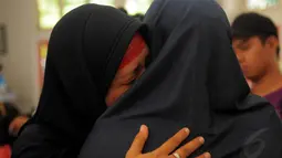 Seorang tahanan wanita tampak memeluk erat Peggy Melati Sukma saat mengunjungi lapas wanita kelas II di Tanggerang, (15/7/14), (Liputan6.com/ Faisal R Syam)