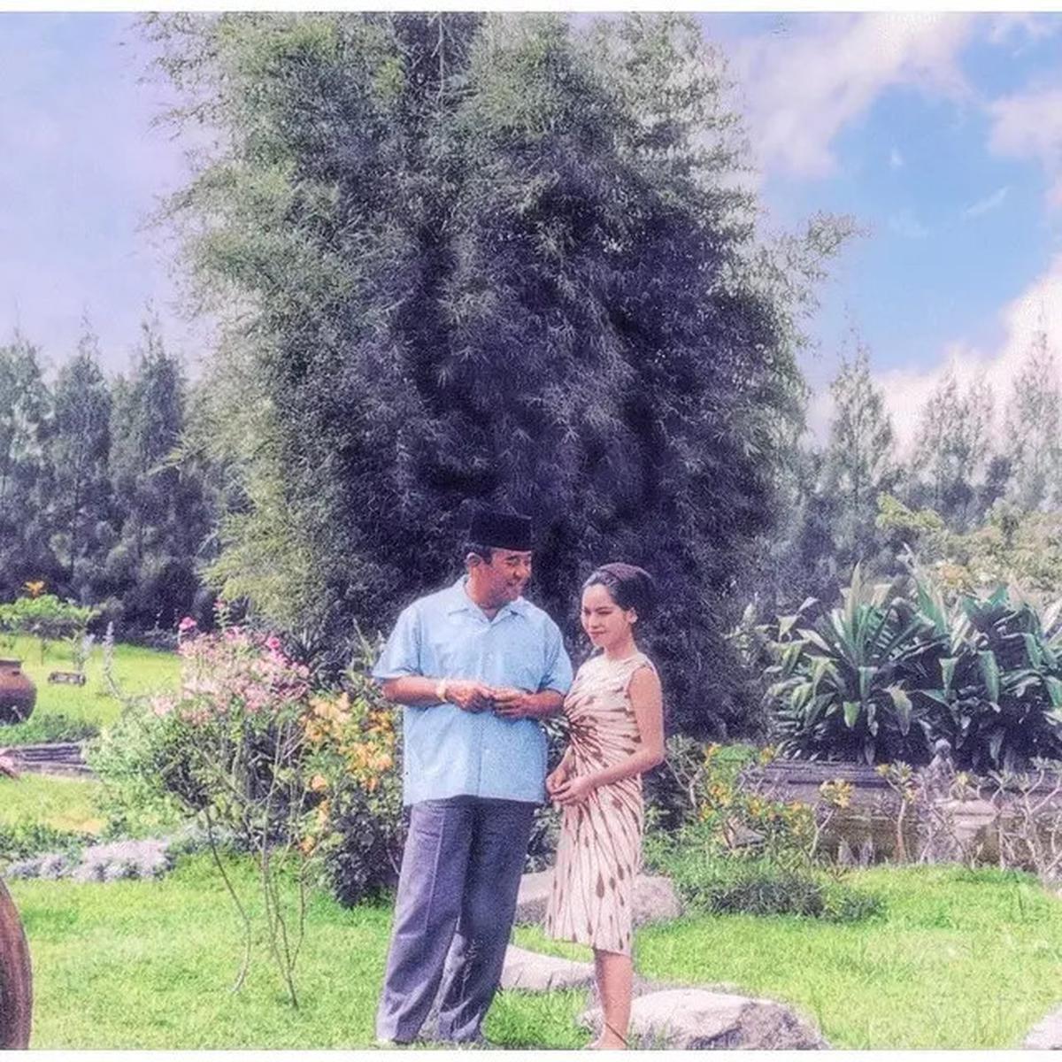 6 Potret Lawas Dewi Soekarno dan Soekarno, Setia Dampingi ketika Acara Kenegaraan