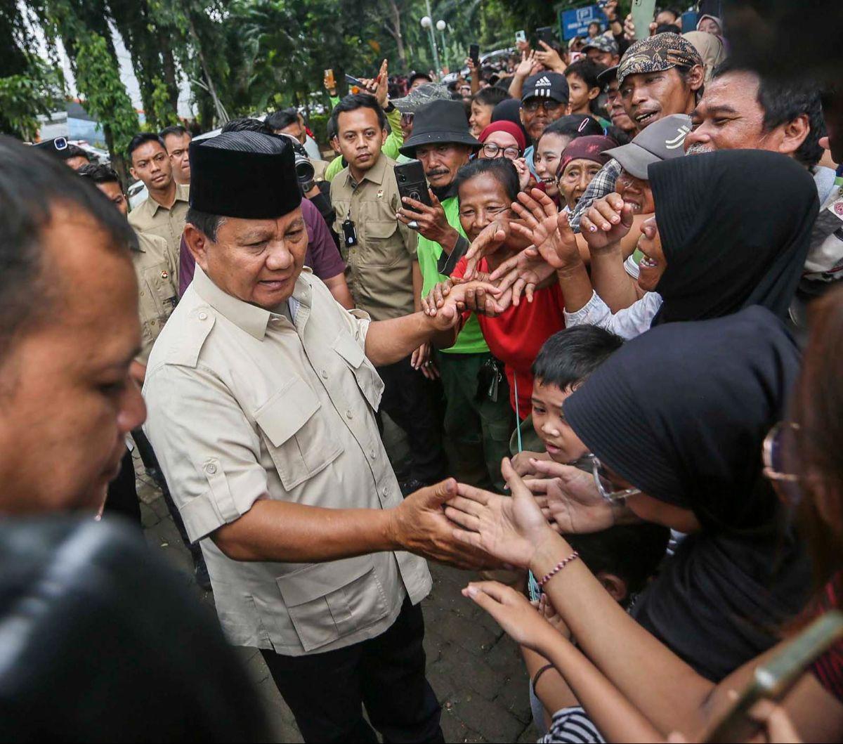 Calon presiden nomor urut 2, Prabowo Subianto menemui warga seusai melakukan ziarah ke makam sang ayah, Zoemitro Djojohadikusumo, di TPU Karet Bivak, Jakarta, Kamis (15/2/2024).&nbsp;Dalam momen tersebut Prabowo menyempatkan berinteraksi dengan warga.&nbs