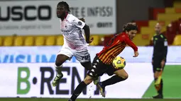 Pemain AC Milan Frank Kessie (kiri) berebut bola dengan pemain Benevento Perparim Hetemaj pada  pertandingan Liga Italia di Stadion Vigorito, Benevento, Italia, Minggu (3/1/2021). (Alessandro Garofalo/LaPresse via AP)