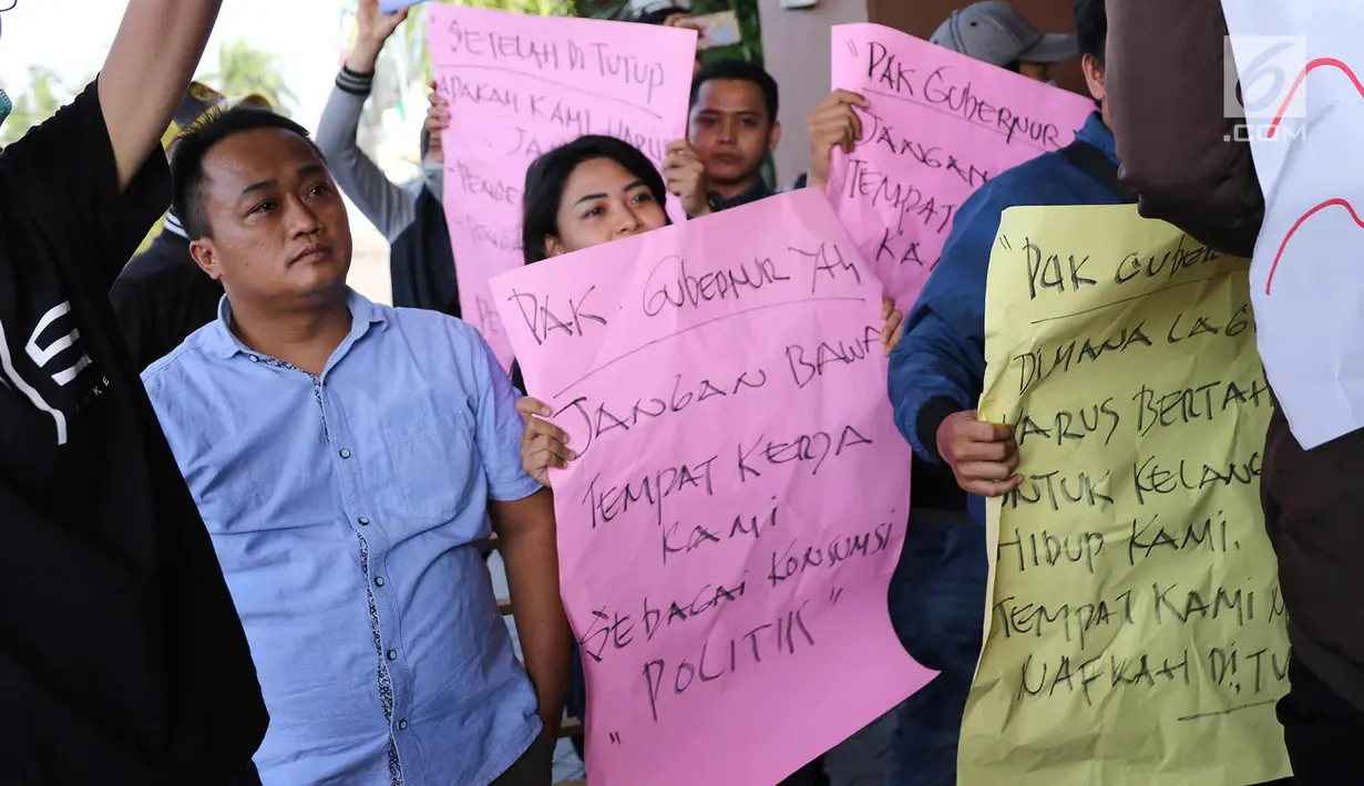 Karyawan Hotel Alexis memprotes penyegelan yang dilakukan Satpol PP di Jakarta Utara, Kamis (29/3). Penutupan terkait kasus dugaan adanya praktek prostitusi dan perdagangan manusia di hotel tersebut. (Liputan6.com/Immanuel Antonius)