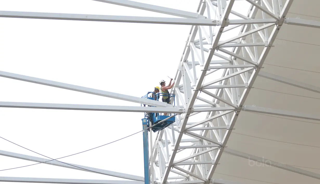 Pemasangan atap Velodrome oleh tenaga ahli luar negri di Rawamangun, Jakarta Timur, (3/11/2017). Velodrome akan di gunakan untuk Asian Games 2018. (Bola.com/Nick Hanoatubun)