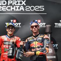 (Dari kiri ke kanan) Pembalap MotoGP Italia dari tim Aprilia Racing yang berada di posisi kedua, Marco Bezzecchi, pembalap MotoGP Spanyol dari tim Ducati Lenovo yang berada di posisi pertama, Marc Marquez, dan pembalap MotoGP Spanyol dari tim Red Bull KTM Factory Racing yang berada di posisi ketiga, Pedro Acosta, merayakan kemenangan di podium setelah memenangkan Moto GP Ceko di sirkuit Masaryk di Brno, Republik Ceko pada 20 Juli 2025. (Michal Cizek /AFP)