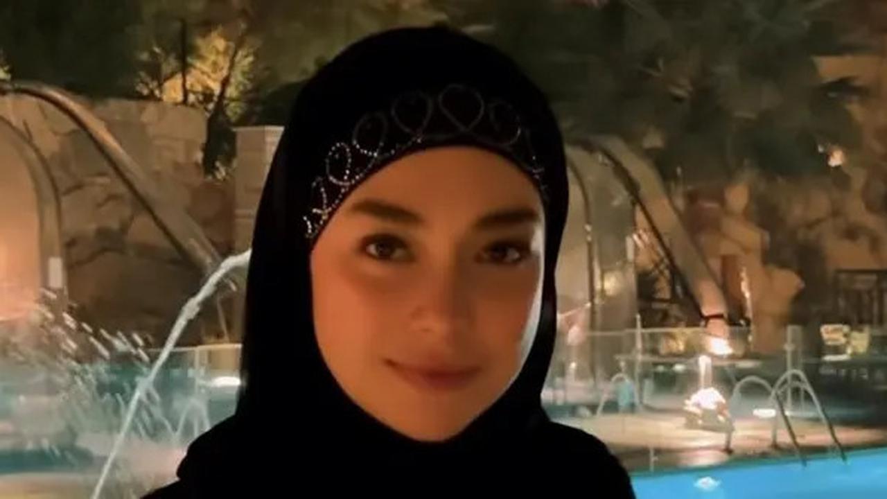 4 Potret Cantik Anggun Celine Evangelista saat Umrah, Pakai Gamis Hitam dan Hijab Meleyot