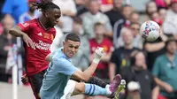 Bek Manchester United, Aaron Wan-Bissaka (kiri) berusaha menghalau bola dari ancaman gelandang Manchester City, Phil Foden pada laga final Piala FA 2023/2024 di Wembley Stadium, London, Sabtu (25/5/2024). (AP Photo/Kin Cheung)