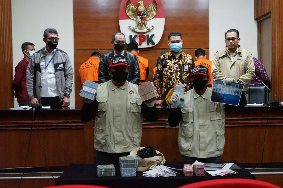 The Indonesian KPK showed evidence of alleged bribery in accepting new Unila students. In this case, the KPK named Unila's Rector Karomani and three other people as suspects.