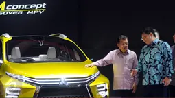 Wakil Presiden RI, Jusuf Kalla (kedua kanan) bersama Menteri Perindustrian Airlangga Hartarto menekan tombol pembuka Gaikindo Indonesia International Auto Show (GIIAS)  2016 di ICE Serpong, Banten, Kamis (11/8). (Liputan6.com/Helmi Fithriansyah)