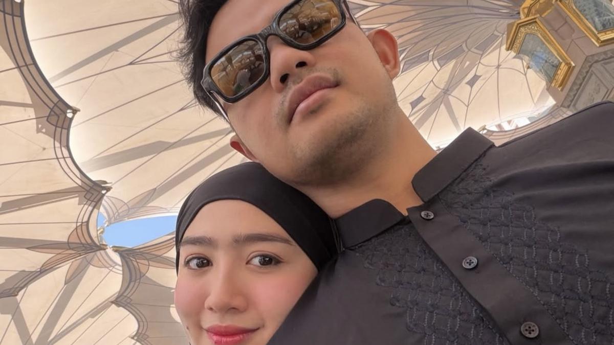 Febby Rastanty Jalani Ramadan Tahun Ini dengan Umrah Bersama Suami, Kenakan Abaya dan Khimar Hitam Dipadukan Tas Chanel