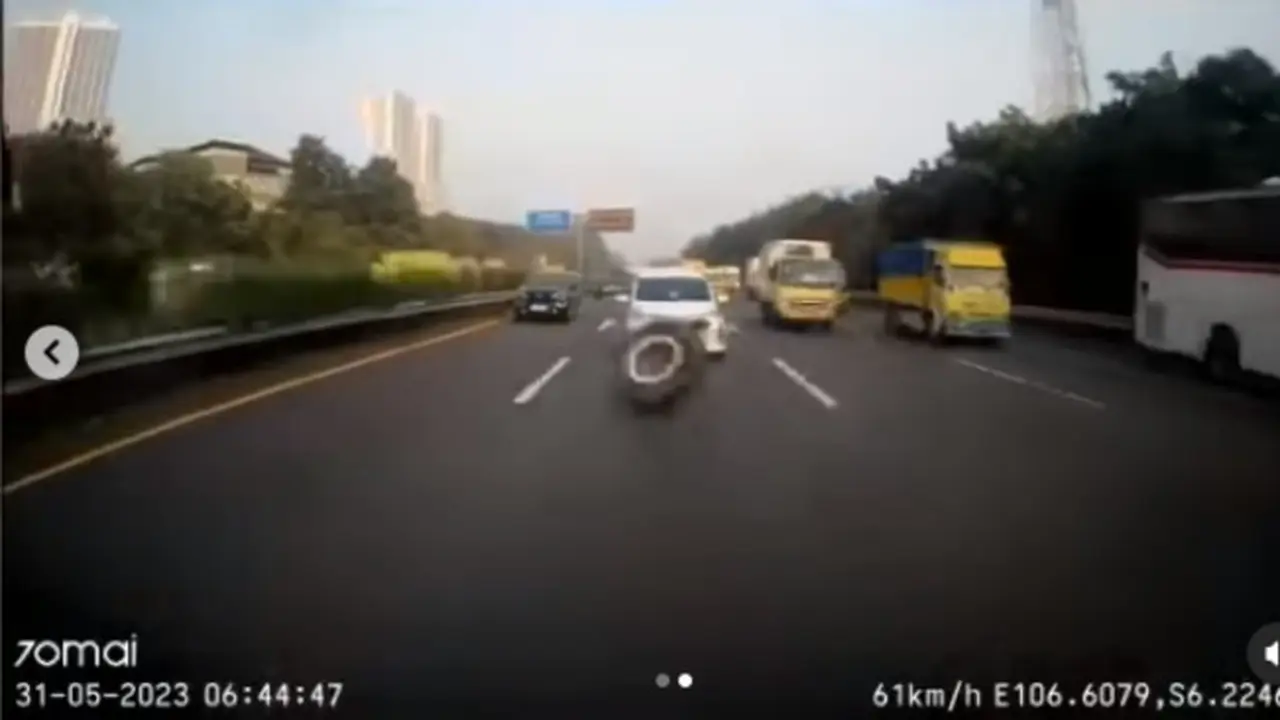 Pengemudi Mobil Nyaris Tabrak Ban Serep yang Lepas Di Jalan Tol