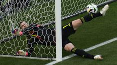 Kiper Jerman, Manuel Neuer melakukan penyelamatan saat laga Grup A Euro 2024 melawan Hungaria di Stuttgart Arena, Stuttgart, Jerman, Rabu (19/06/2024). (AP Photo/Themba Hadebe)