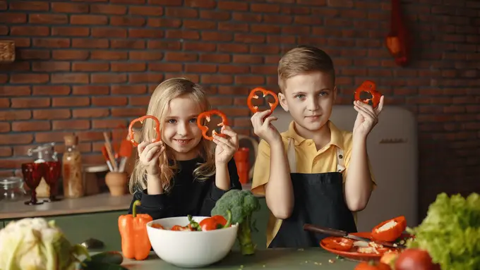 [Fimela] memasak bareng anak