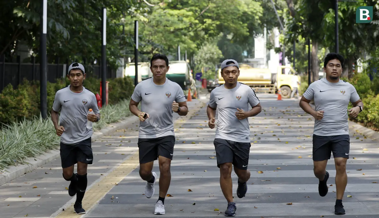 Pelatih Timnas Indonesia, Bima Sakti, bersama staf pelatihnya jogging menuju penginapan usai latihan di Stadion Madya Senayan, Jakarta, Rabu (21/11). Kebiasaan ini sering dilakukan sejak era Luis Milla. (Bola.com/M. Iqbal Ichsan)