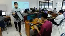 Aktivitas santri saat kegiatan belajar dalam kelas di Pesantren Teknologi Informasi dan Komunikasi (PeTIK) di Rangkapan Jaya, Pancoran Mas Depok, Jawa Barat, Senin (31/10/2022). Setiap tahunnya  50  santri dari seluruh Indonesia belajar secara gratis mengenai komputer, program dan jaringannya di  Pesantren Teknologi untuk dhuafa ini yang sumber pendanaannya berasal dari potongan gaji karyawan PLN dan dikelola Yayasan Baitul Maal (YBM) PLN. (merdeka.com/Arie Basuki)