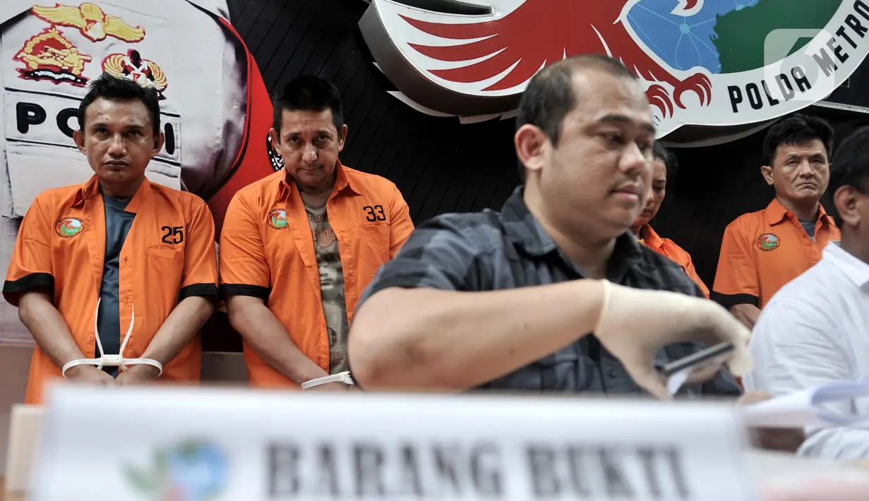 Artis Ibrahim Salahuddin atau Ibra Azhari (kedua kiri) saat dihadirkan dalam rilis kasus narkoba di Gedung Direktorat Narkoba Polda Metro Jaya, Jakarta, Senin (23/12/2019). Ibra Azhari dibekuk polisi terkait kasus narkoba jenis sabu. (merdeka.com/Iqbal Nugroho)