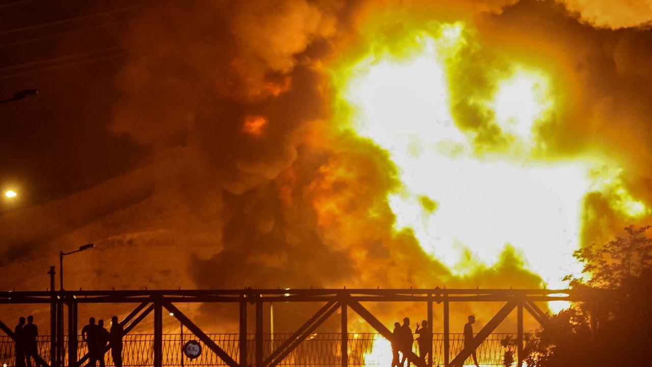 FOTO:  Serangan Udara Israel Memicu Kebakaran Besar Depot Minyak di Teheran