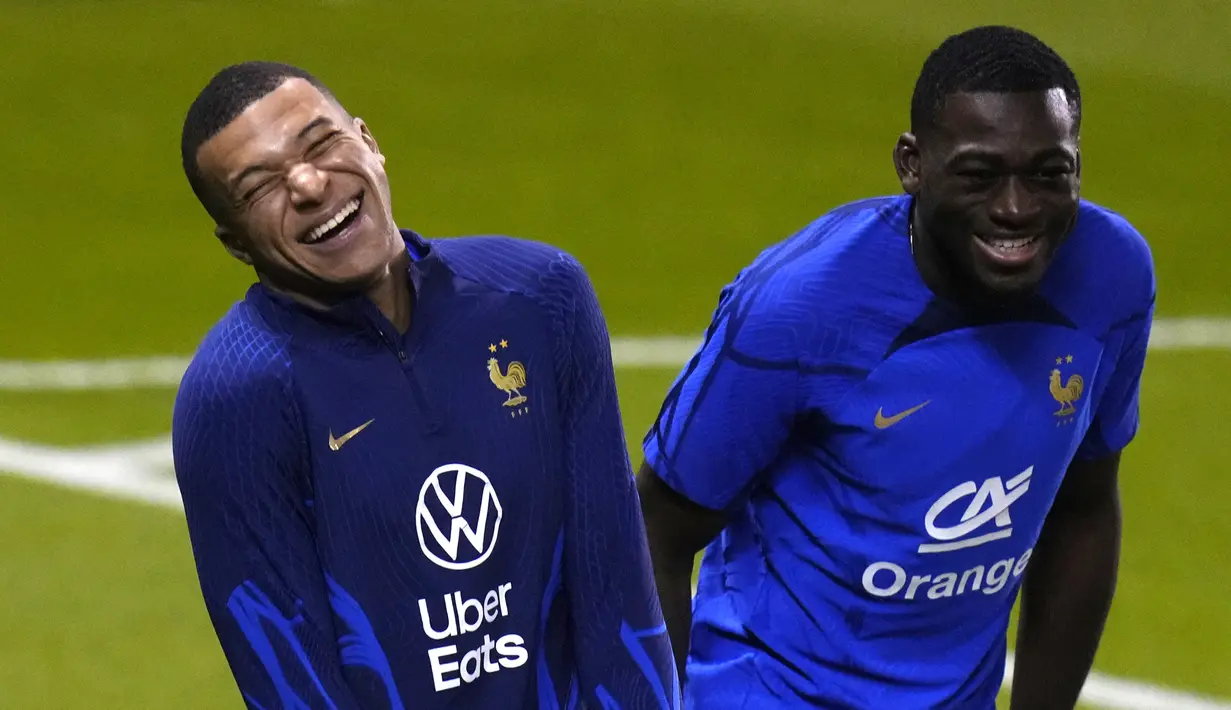 <p>Penyerang Prancis, Kylian Mbappe dan rekannya Youssouf Fofana tertawa selama sesi latihan di stadion Jassim Bin Hamad di Doha, Qatar, Jumat (16/12/2022). Prancis akan melawan Argentina pada pertandingan final Piala Dunia 2022 di Lusail Iconic Stadium, Minggu (18/12/2022). (AP Photo/Petr David Josek)</p>