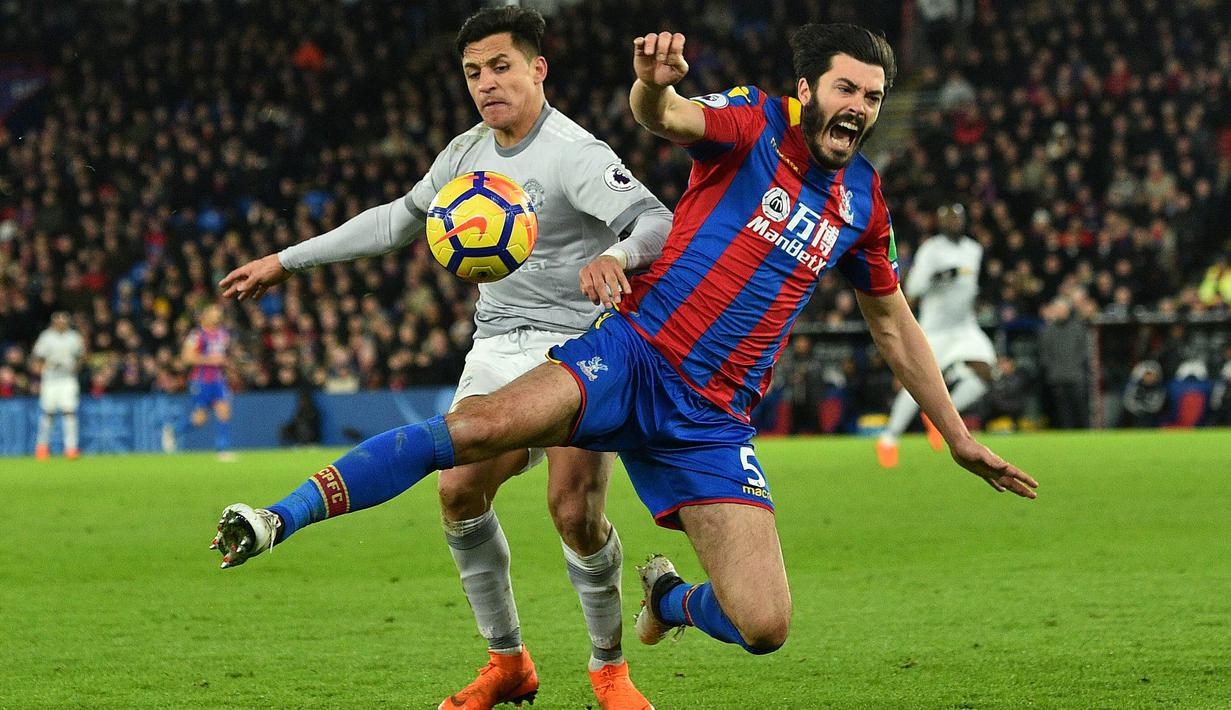 Duel pemain Manchester United, Alexis Sanchez (kiri) dan pemain Crystal Palace, James Tomkins pada lanjutan Premier League di Selhurst Park, London, (5/3/2018). Manchester United menang 3-2. (AFP/Glyn Kirk)