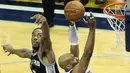 Guard Memphis Grizzlies, Vince Carter (kanan), melakukan tembakan saat dihadang forward San Antonio Spurs, Kawhi Leonard (2), pada laga play off NBA di FedEx Forum, Memphis, AS, Sabtu (23/4/2016) WIB. (Reuters/Nelson Chenault-USA TODAY Sports)