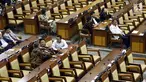 Sejumlah anggota DPR menghadiri rapat paripurna pembukaan masa persidangan V tahun 2018-2019 di Kompleks Parlemen MPR/DPR-DPD, Jakarta, Rabu (8/5/2019). Rapat Paripurna hanya dihadiri 281 anggota yang berasal dari 10 fraksi, dari total jumlah anggota DPR sebanyak 560 orang. (Liputan6.com/JohanTallo)