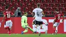 Pemain Swiss Remo Freuler (kanan) menendang bola melewati penjaga gawang Jerman Manuel Neuer untuk mencetak gol pada pertandingan UEFA Nations League di Cologne, Jerman, Selasa (13/10/2020). Pertandingan berakhir dengan skor 3-3. (AP Photo/Martin Meissner)