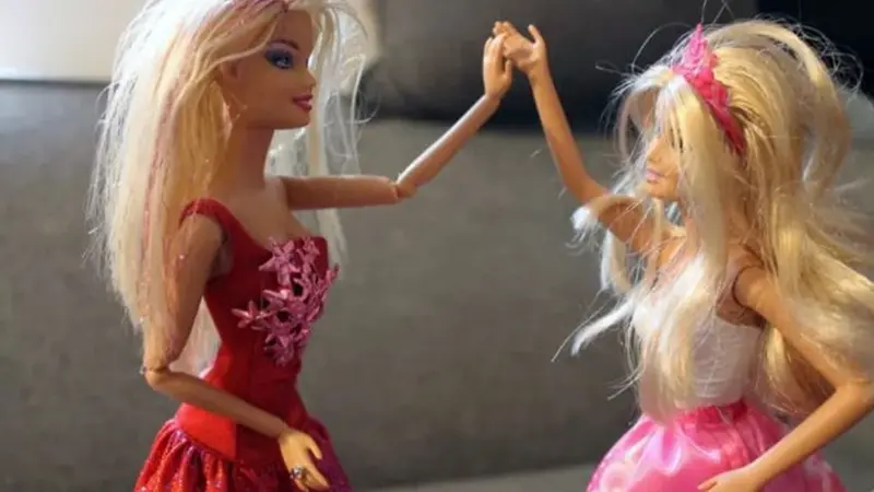 [Bintang] Diperagakan Barbie, 10 Ilustrasi Persahabatan Ini Bikin Baper!