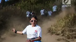 Pelari sedang mengikuti try out di Ranu Kumbolo, Taman Nasional Bromo Tengger Semeru, Malang, Minggu (14/10). Kegiatan yang digelar dalam rangka Semen Indonesia Trail Run Camp sebagai ajang untuk persiapan SMI Trail Run, 11 November. (Liputan6.com/HO/Eko)