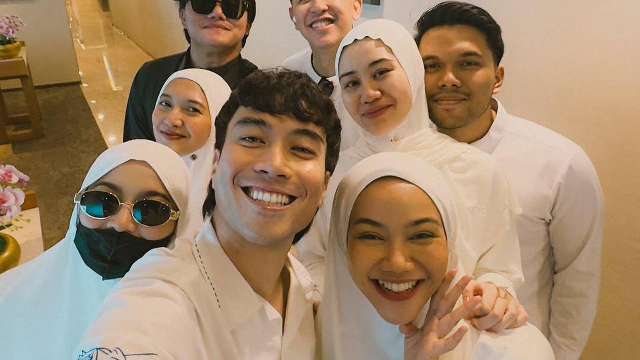 Vidi Aldiano Berangkat Umroh Bareng Keluarga dan Sahabat, Netizen Salfok dengan Mahalini