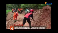 TNI, BPBD, dan Polres Tasikmalaya upayakan buka akses desa di Tasikmalaya, Jawa Barat, yang terisolasi material longsor.