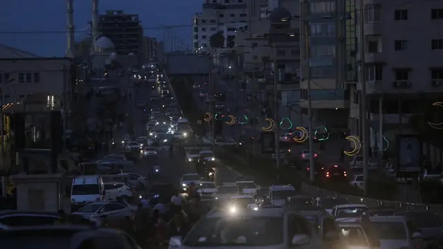 Potret suasana di pantai Gaza City saat petang pada 17 Juli 2022